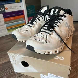 White OnCloud Sneakers like new